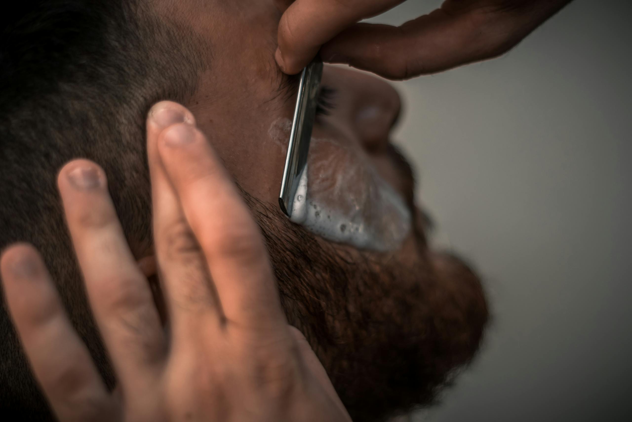Barbering hos barbershop med ragekniv 